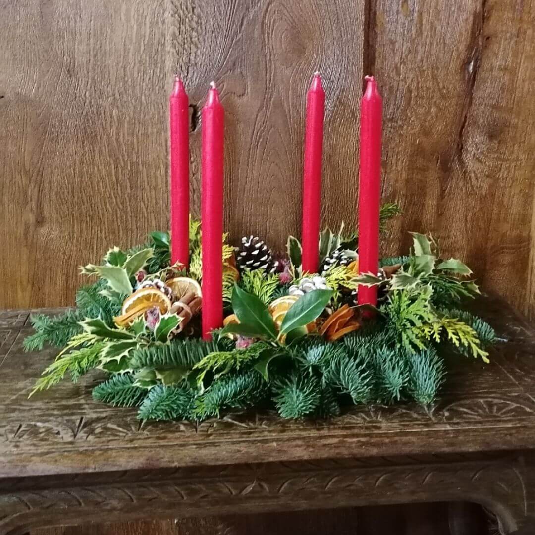 A fresh table centrepiece with red candles